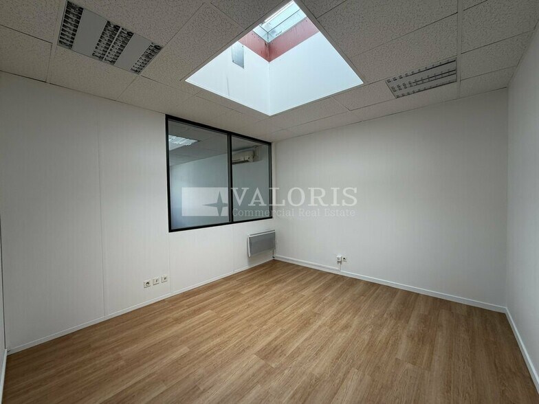 Office in Villeurbanne for lease - Interior Photo - Image 3 of 13