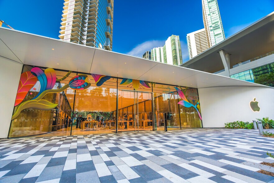 1010 NE 2nd Ave, Miami, FL à louer - Photo du bâtiment - Image 3 de 9