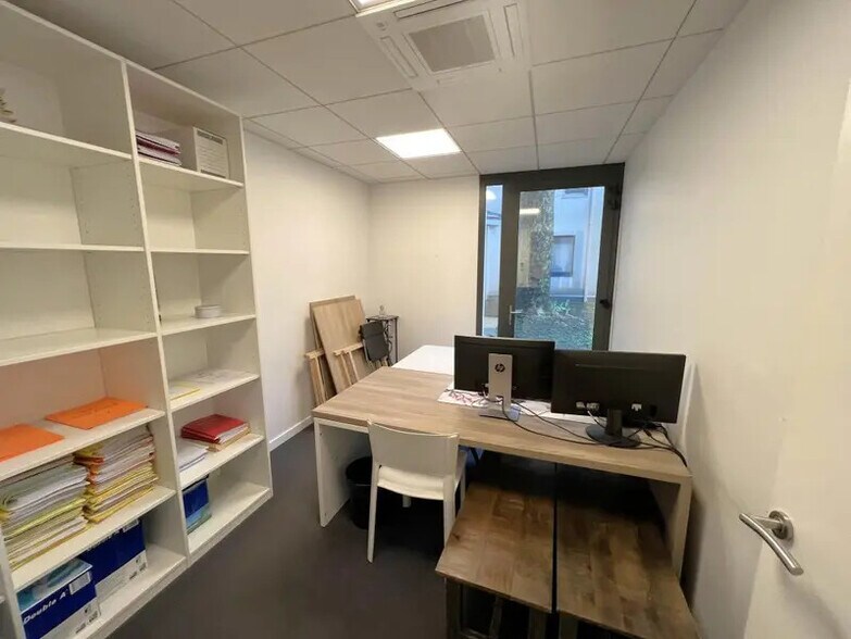 Office in Nanterre for lease - Interior Photo - Image 3 of 5