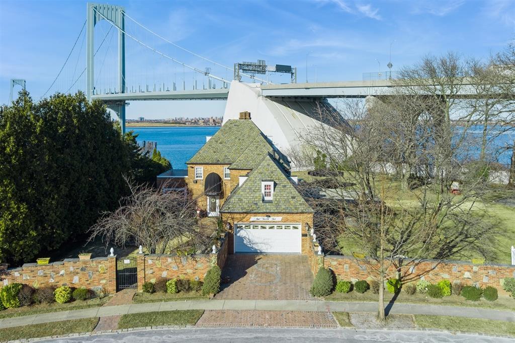 125 Malba Dr, Flushing, NY à vendre Photo principale- Image 1 de 1