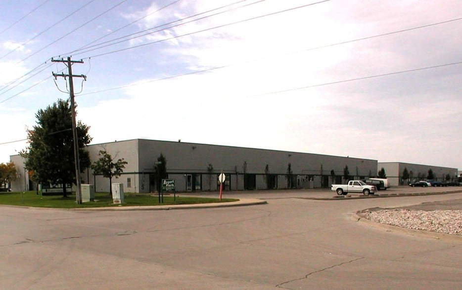 29031-29045 Airport Dr, Romulus, MI for lease - Building Photo - Image 3 of 49