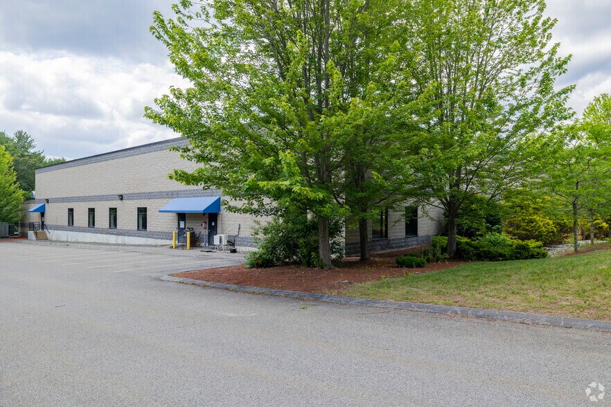 33 Constitution Dr, Hudson, NH à louer - Photo du bâtiment - Image 2 de 15