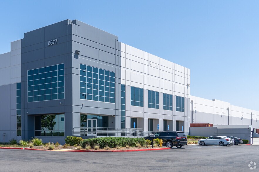 6677 Box Springs Blvd, Riverside, CA à louer - Photo principale - Image 1 de 10