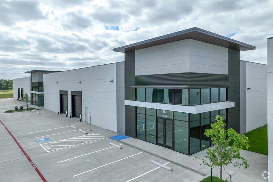 282 Bucees Blvd, Katy, TX à louer - Photo du bâtiment - Image 3 de 16