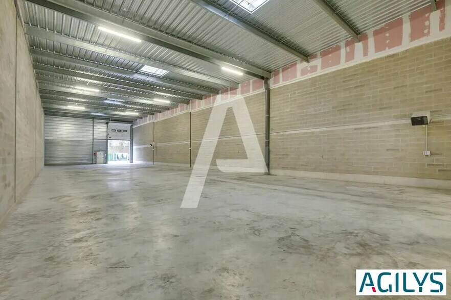 Industrial in Lisses for lease - Interior Photo - Image 1 of 8