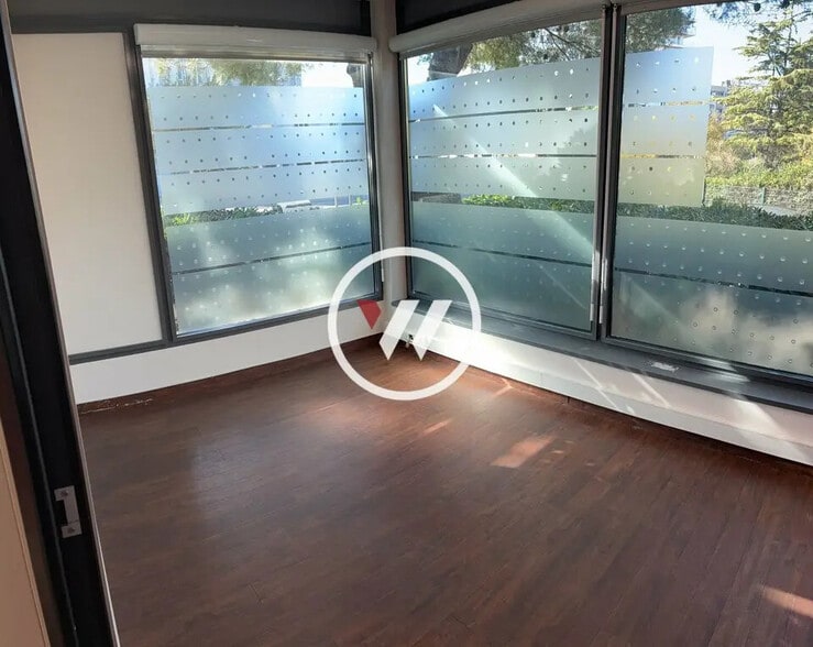 Retail in Marseille for lease - Interior Photo - Image 2 of 6