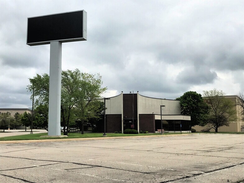2532 Crossroads Blvd, Waterloo, IA à vendre - Photo du bâtiment - Image 2 de 4