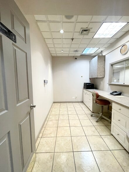 8708 Justice Ave, Elmhurst, NY à vendre - Photo du bâtiment - Image 3 de 16