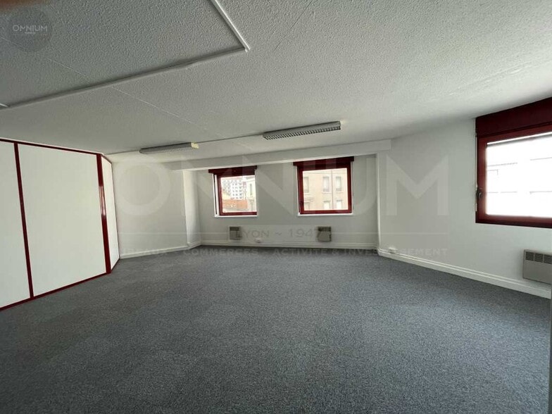 Office in Lyon for lease - Interior Photo - Image 3 of 8