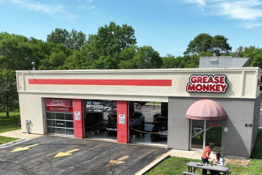 835 E Geneva Rd, Carol Stream, IL à vendre - Photo du bâtiment - Image 2 de 6