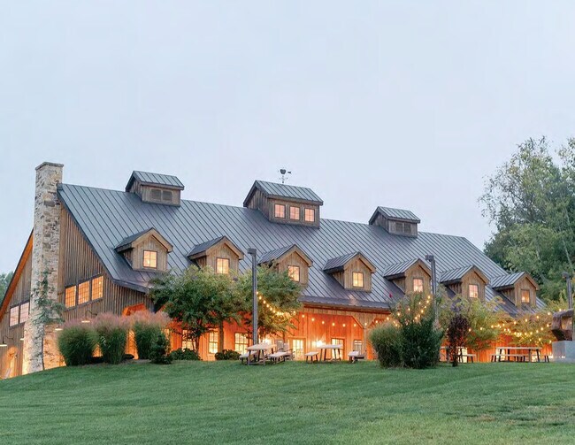 More details for 495 E Washington St, Middleburg, VA - Specialty for Sale
