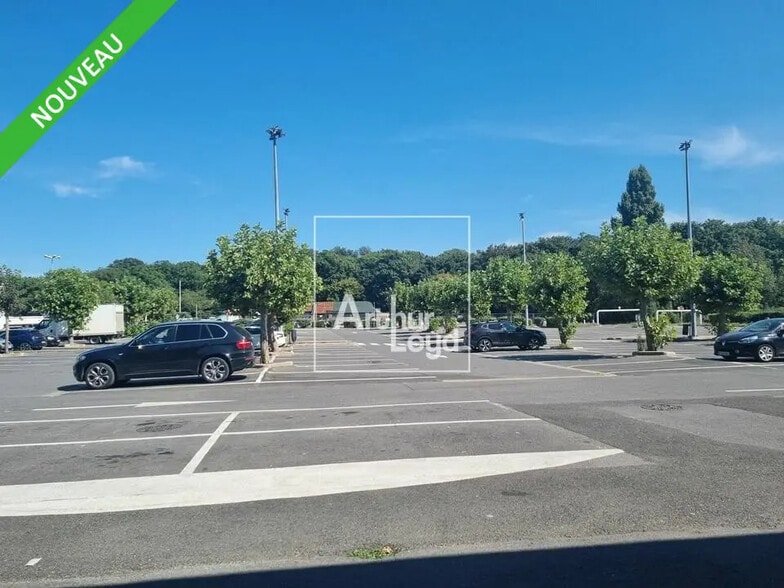 Retail in Savigny-le-Temple for lease - Building Photo - Image 3 of 4