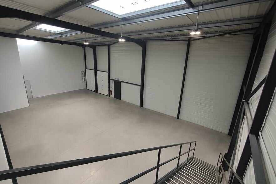 Local d'activités dans Vaulx-Milieu à vendre - Photo du bâtiment - Image 2 de 7