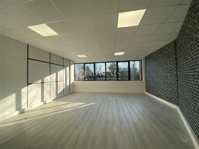 Office in Montigny-le-Bretonneux for lease - Interior Photo - Image 2 of 8