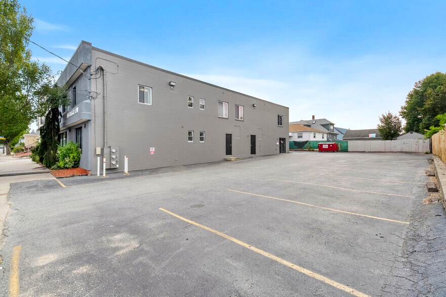 984 Charles St, North Providence, RI à vendre - Photo du bâtiment - Image 3 de 43