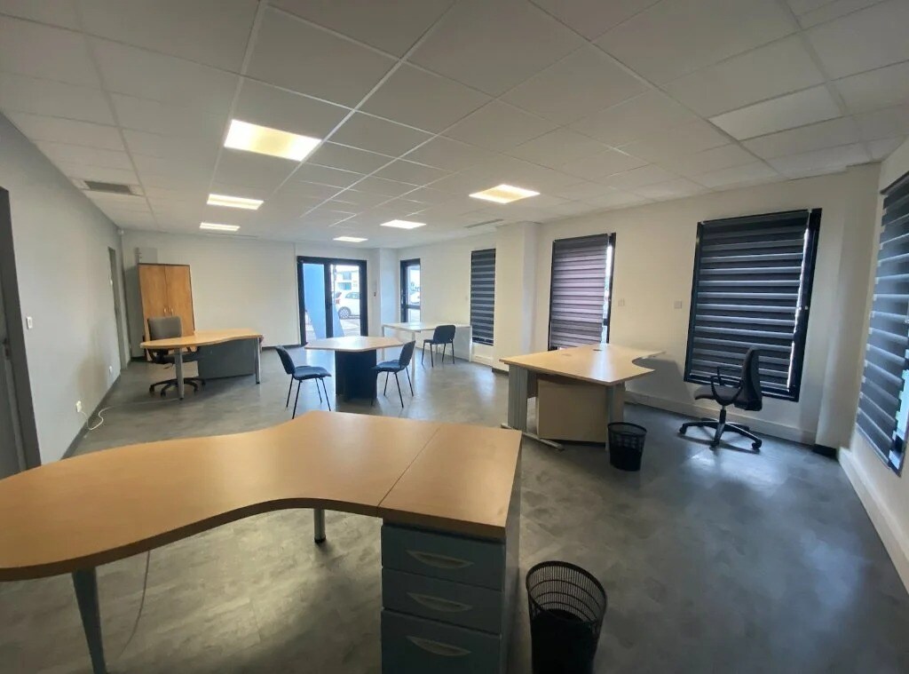 Office in Vénissieux for lease Interior Photo- Image 1 of 5