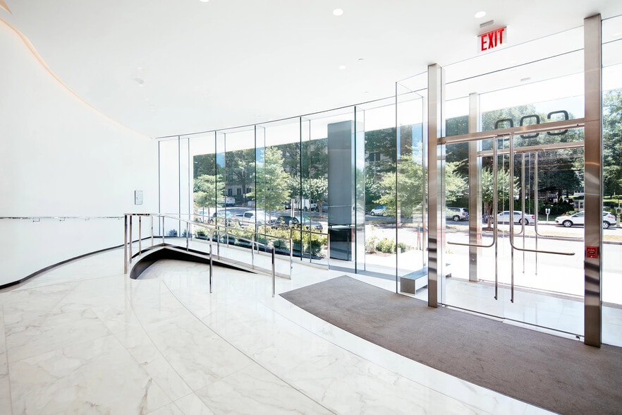 600 New Hampshire Ave NW, Washington, DC for lease - Interior Photo - Image 2 of 15