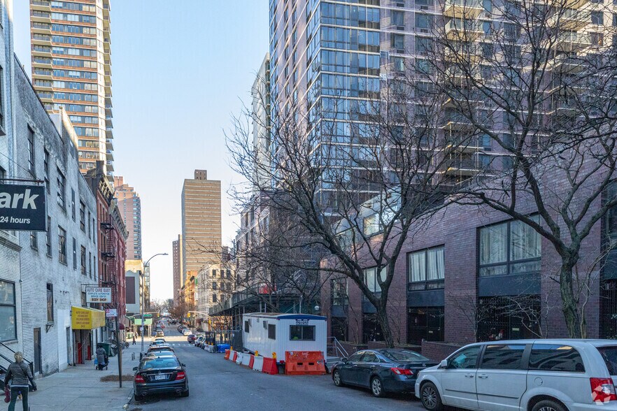 1801-1815 Second Ave, New York, NY à louer - Photo du bâtiment - Image 3 de 3