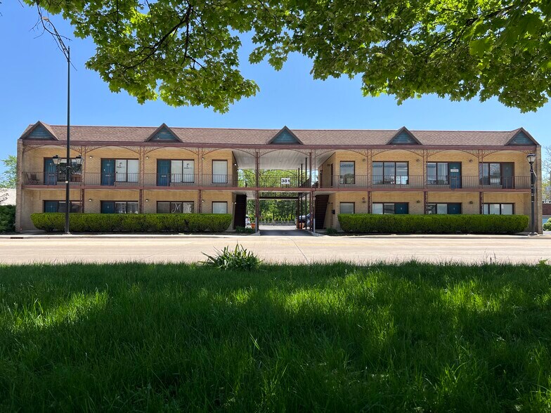 381 N York Rd, Elmhurst, IL à louer - Photo du bâtiment - Image 1 de 12