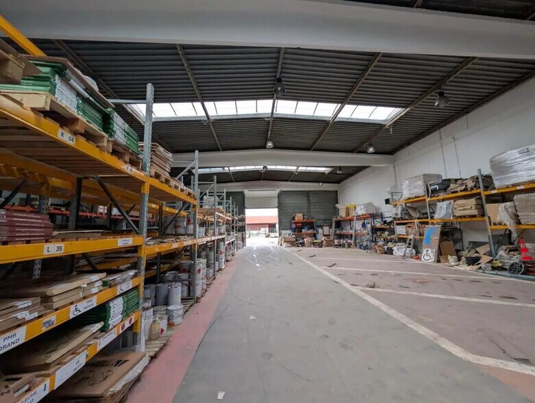 27 Rue De Bretagne, SAINT-OUEN-L'AUMONE for lease - Interior Photo - Image 3 of 12