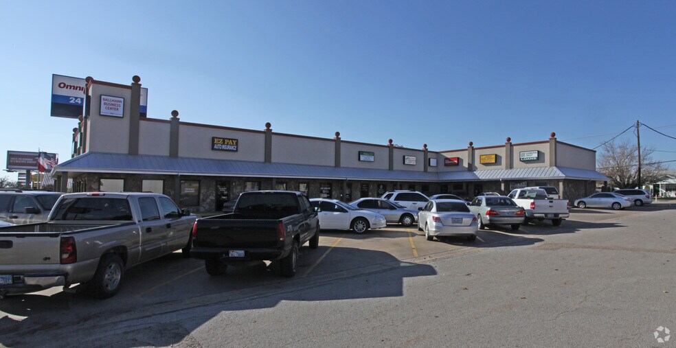 1200 W Henderson St, Cleburne, TX for lease - Building Photo - Image 3 of 11