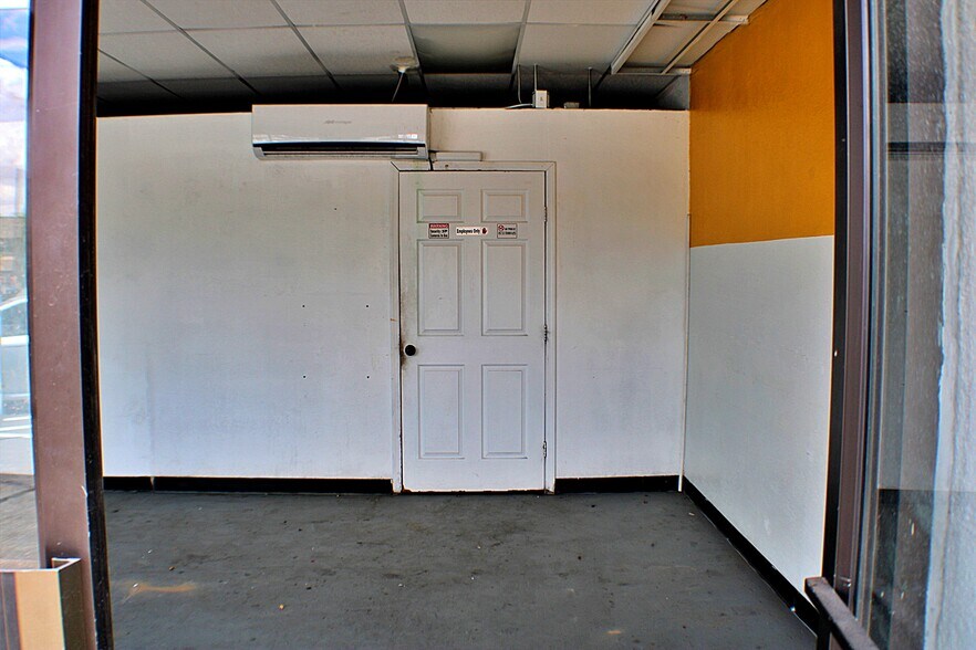 10978 Montwood Dr, El Paso, TX à louer - Photo du bâtiment - Image 3 de 11