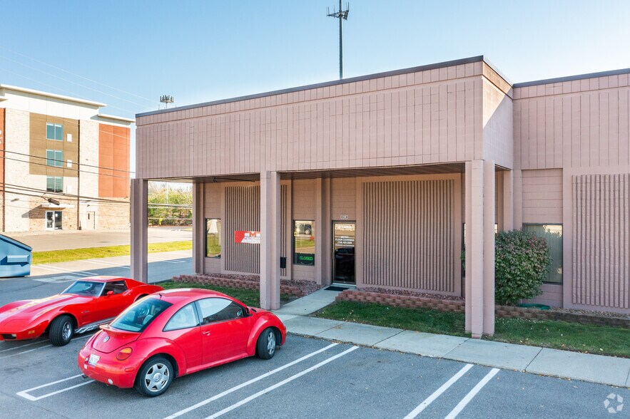 27475-27487 Schoolcraft Rd, Livonia, MI à louer - Photo du bâtiment - Image 3 de 10