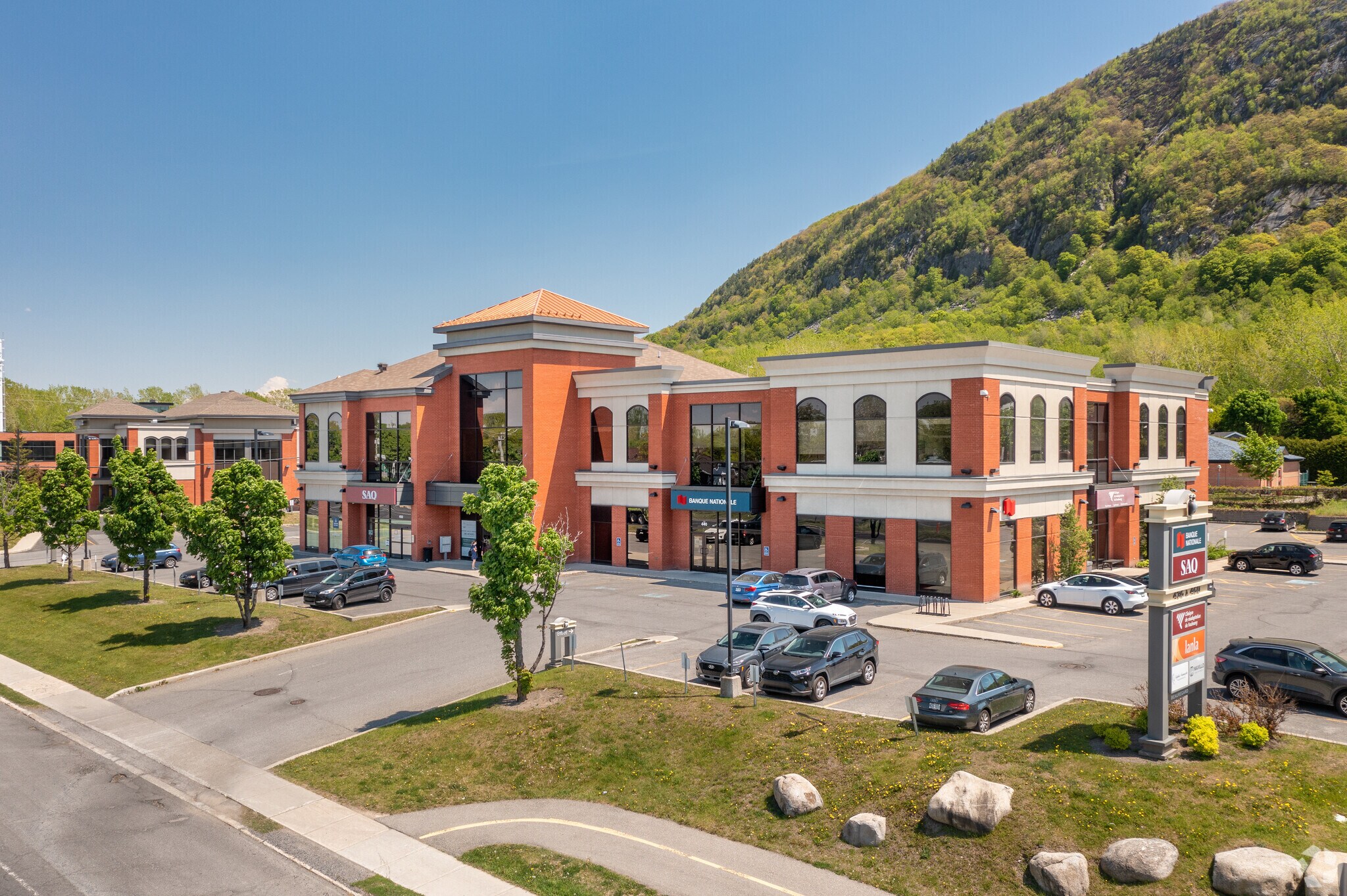 436-460 Boul Sir-Wilfrid-Laurier, Mont-St-Hilaire, QC à vendre Photo principale- Image 1 de 1