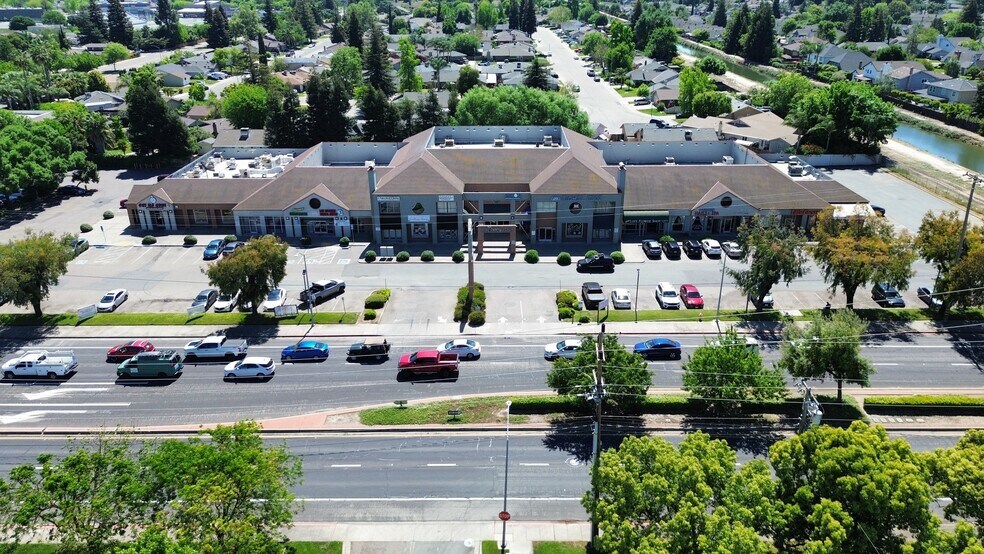 1420 W Kettleman Ln, Lodi, CA à louer - Photo du bâtiment - Image 2 de 17