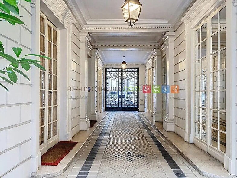 Office in Paris for sale - Lobby - Image 1 of 8