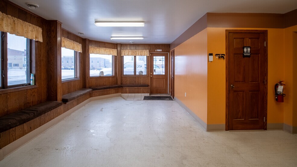 300 S Main St, Pine Island, MN à vendre - Photo du bâtiment - Image 3 de 11