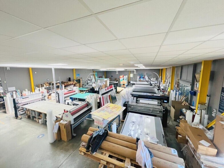 Flex in Élancourt for lease - Interior Photo - Image 2 of 10