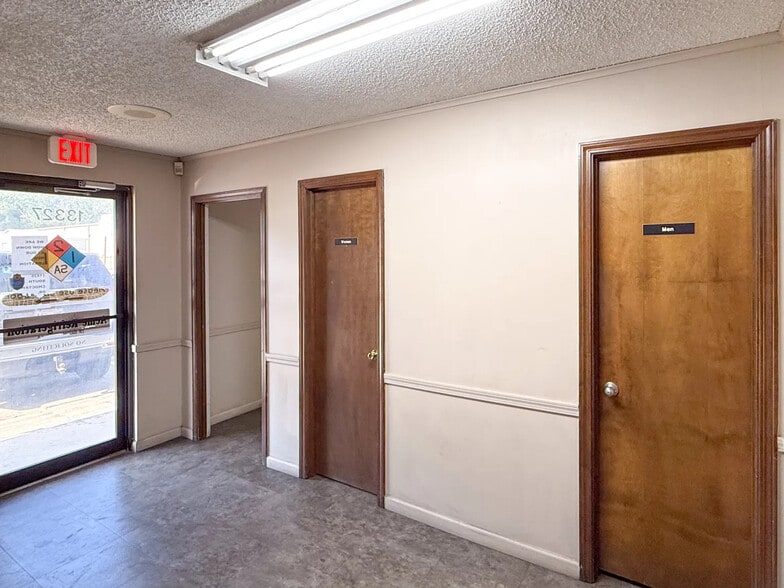 13327 S Choctaw Dr, Baton Rouge, LA for sale - Interior Photo - Image 2 of 20