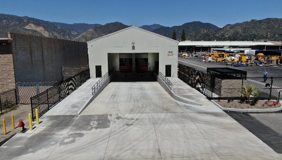 501 W Foothill Blvd, Azusa, CA à louer - Photo du bâtiment - Image 2 de 7