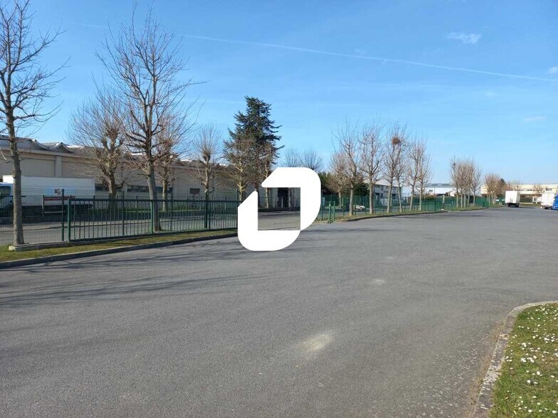 Flex in Goussainville for lease - Building Photo - Image 2 of 15