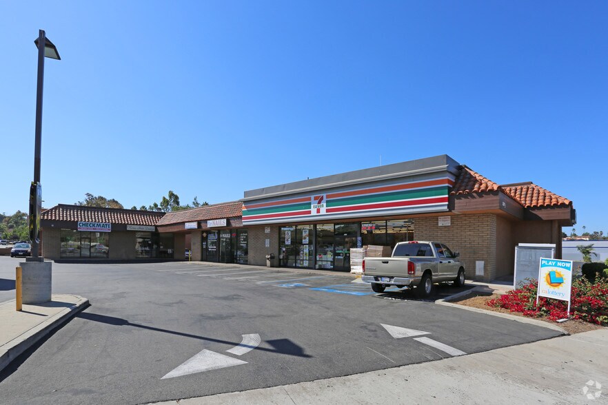 895-897 E Vista Way, Vista, CA à louer - Photo du bâtiment - Image 1 de 4