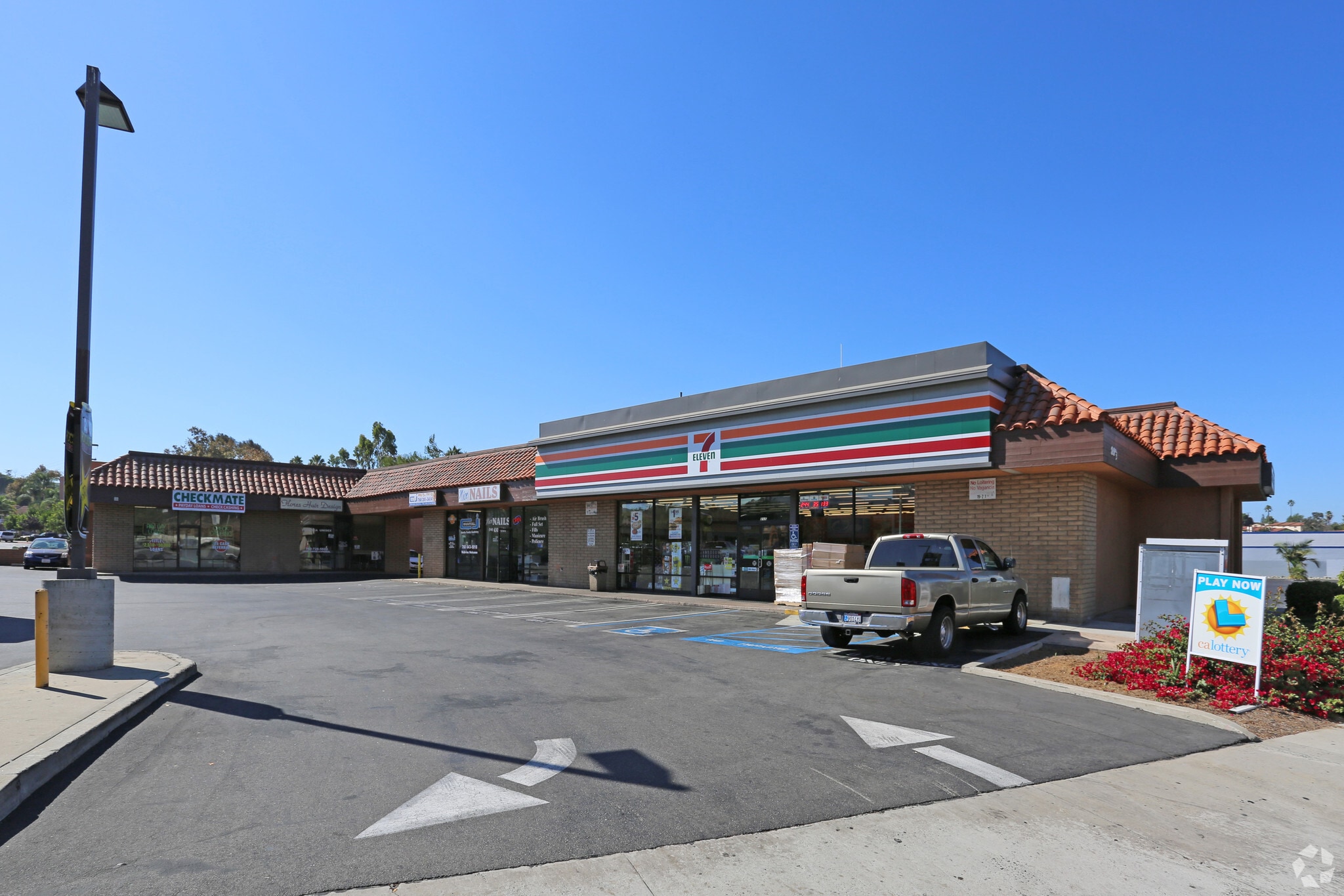 895-897 E Vista Way, Vista, CA for lease Building Photo- Image 1 of 5