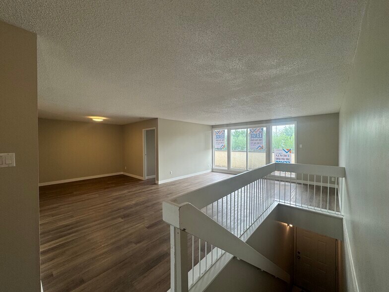 5004A 50 St, Beaumont, AB à louer - Photo principale - Image 1 de 7