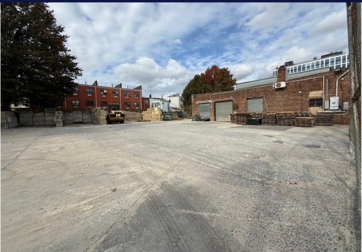 322 Barbey St, Brooklyn, NY à louer - Photo du bâtiment - Image 3 de 7