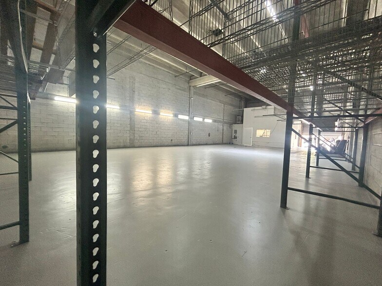 6910 NW 50th St, Miami, FL à louer - Photo intérieure - Image 2 de 4