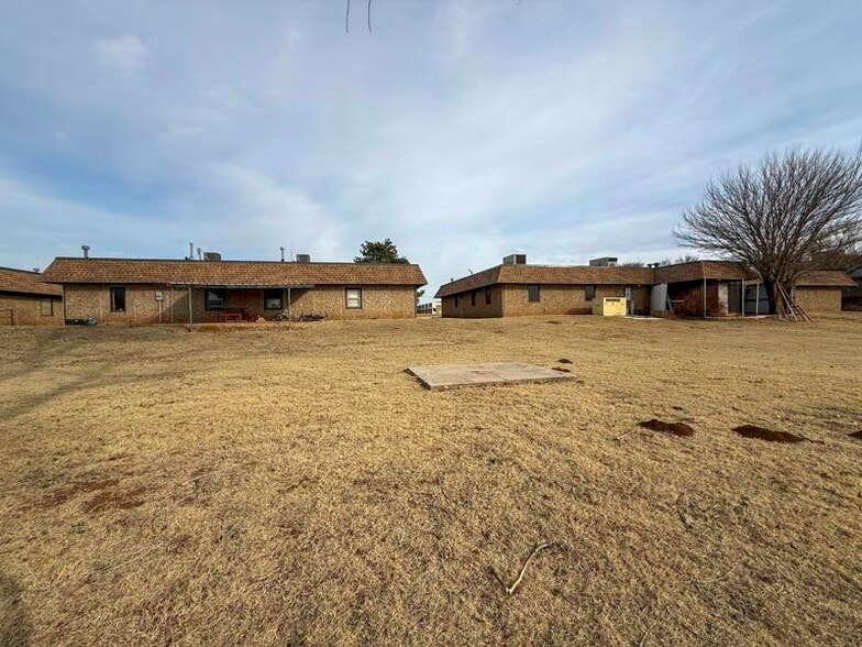 70 N 31st St, Clinton, OK à vendre - Photo du bâtiment - Image 3 de 38