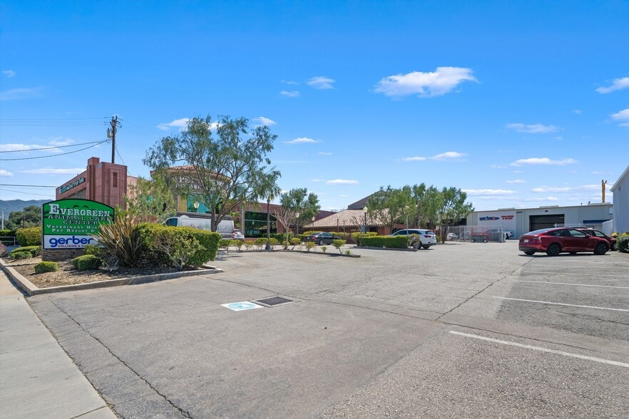 23945-23947 Newhall Ave, Santa Clarita, CA à vendre - Photo du bâtiment - Image 3 de 16