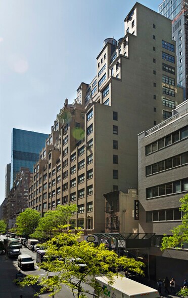 216 E 45th St, New York, NY à louer - Photo du bâtiment - Image 1 de 2