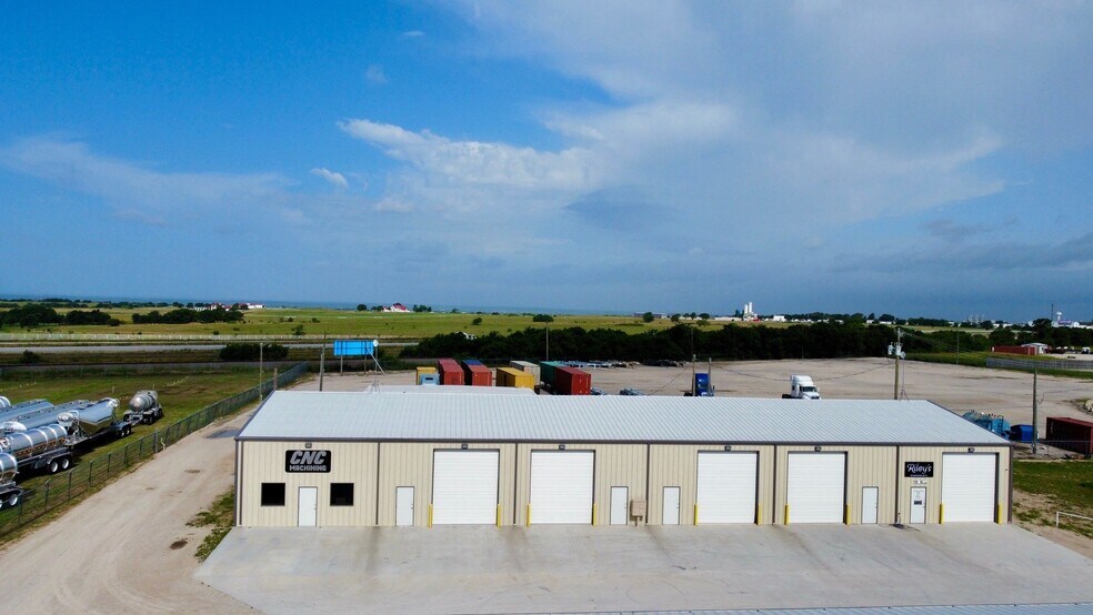 636 CR 4841 portefeuille de 2 propriétés à vendre sur LoopNet.ca - Photo du bâtiment - Image 3 de 7