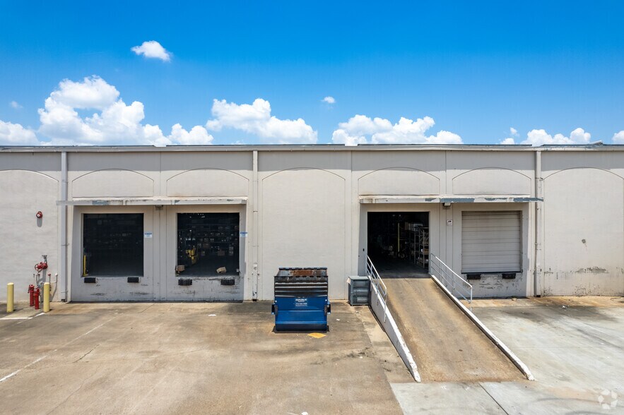 1200-1236 Silber Rd, Houston, TX à louer - Photo du bâtiment - Image 3 de 4