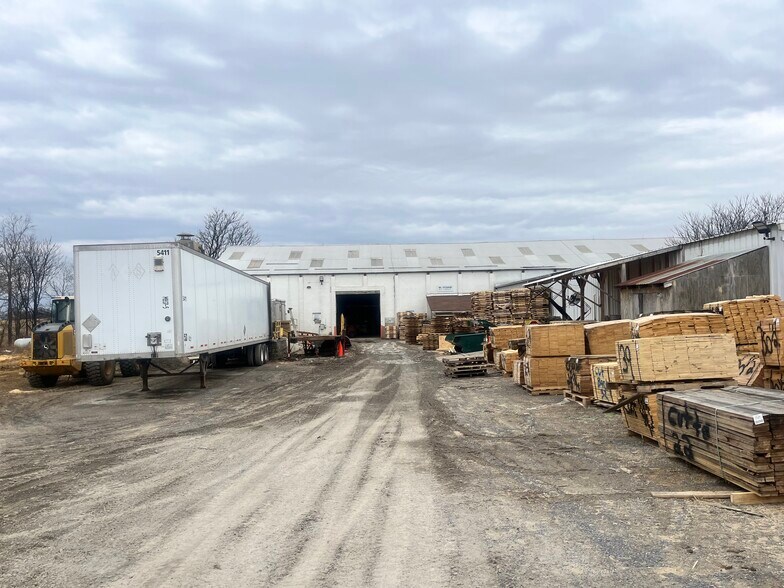 1059 Box Factory Rd, Summit Point, WV à louer - Photo du bâtiment - Image 2 de 21