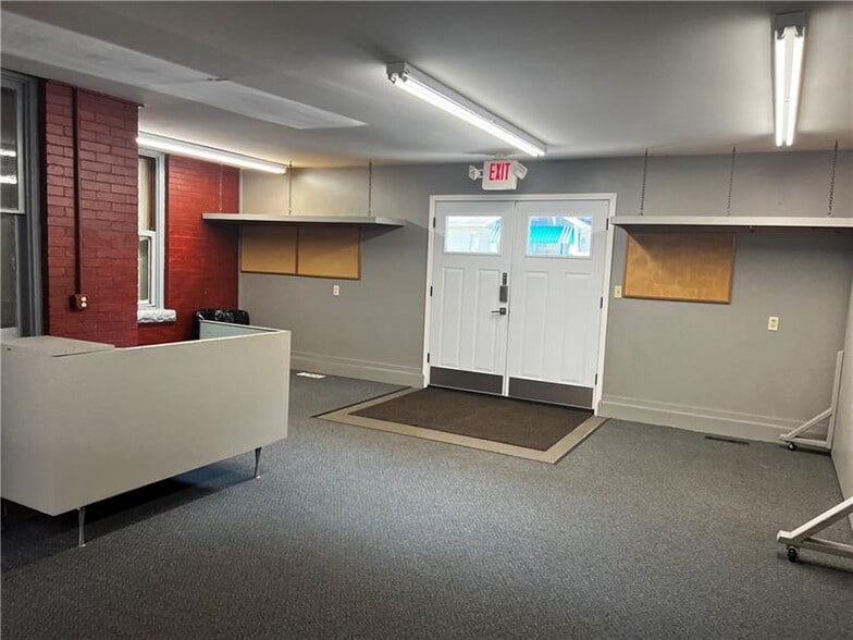 509 2nd Ave, Beaver Falls, PA for sale - Interior Photo - Image 2 of 3