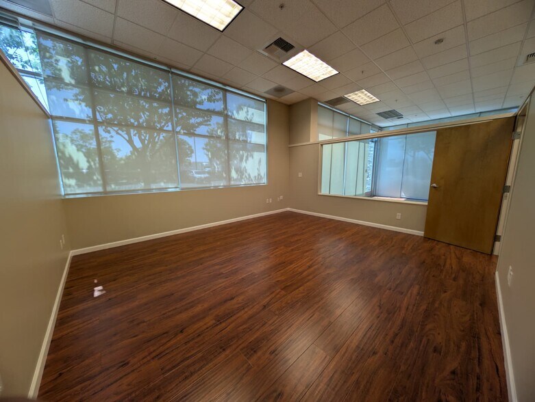 1115 S Grove Ave, Ontario, CA à louer - Photo du bâtiment - Image 3 de 8