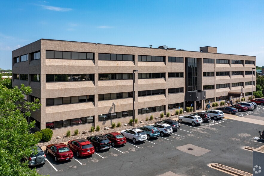 9801 S Dupont Ave, Bloomington, MN à louer - Photo du bâtiment - Image 2 de 5