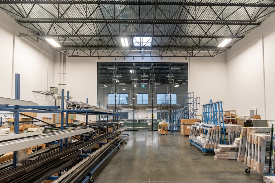 8218 N Fraser Way, Burnaby, BC à vendre - Photo du bâtiment - Image 3 de 9